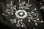 Jedwab Naturalny 100% Surowy Shantung_Tafta Hafty Kwiaty Czarny 08.jpg