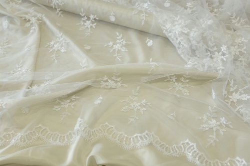 Koronka Poliamid Cekiny Perełki Biała Ślubna 01.jpg